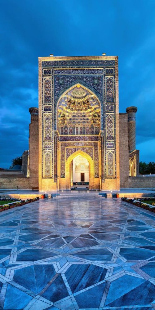 Nightlife ambience in Samarkand